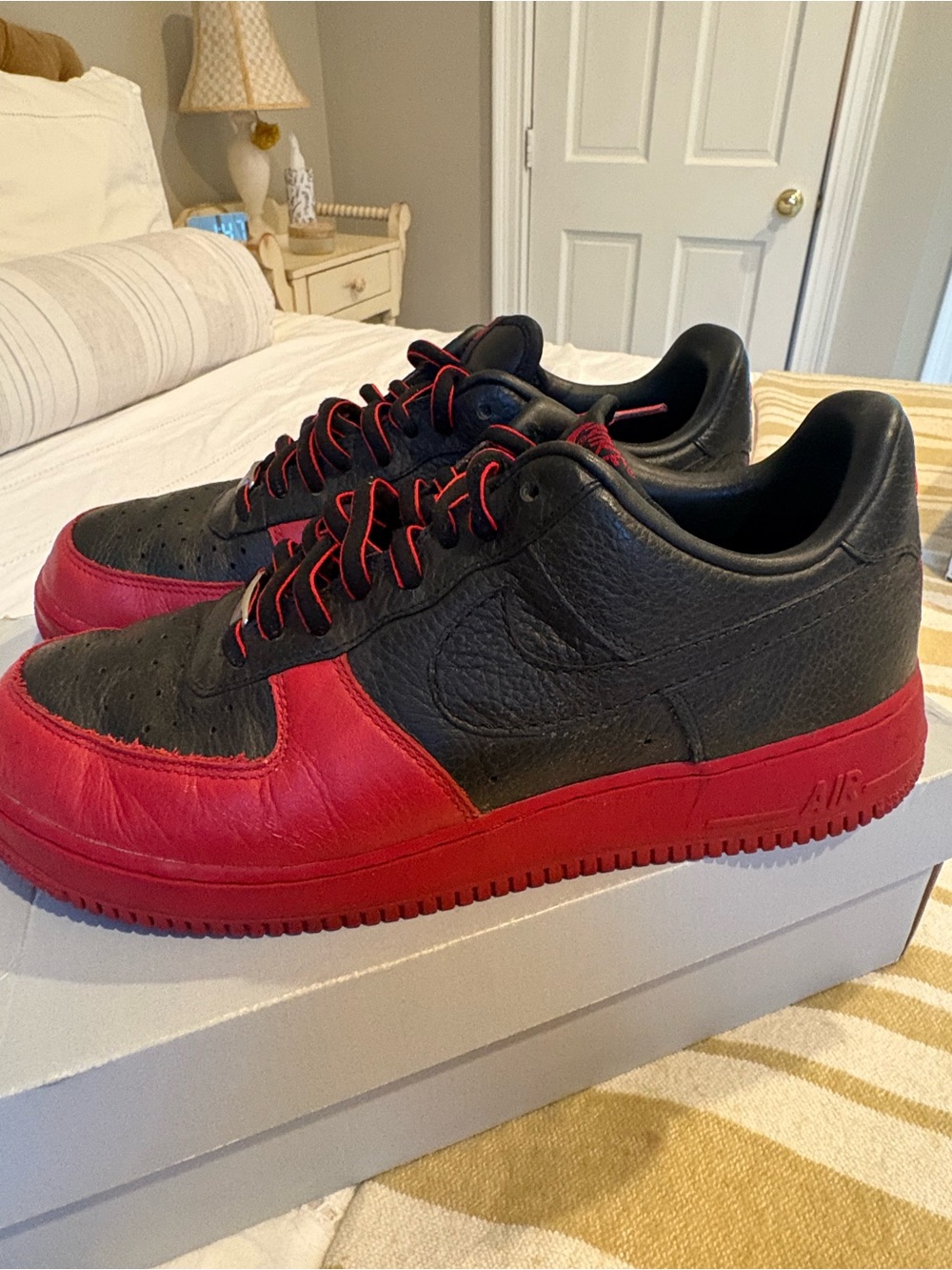 Men’s Nike Air black/red size 10
